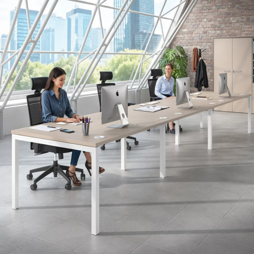 Mesa de oficina en continuidad progresiva triple Kube, fondo 100cm, estructura blanca