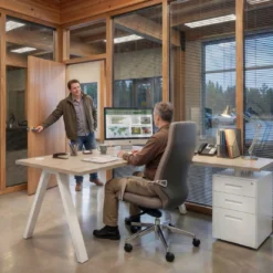 Mesa de escritorio en L con cajones UvePro, estructura blanca/madera, ala pedestal melamina