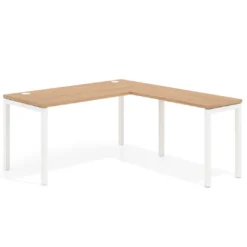 Mesa de oficina en L Kube fondo 68cm con ala estrecha, estructura blanco
