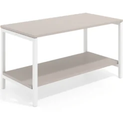 Mesa de trabajo expositor Kube con 2 niveles, estructura blanca