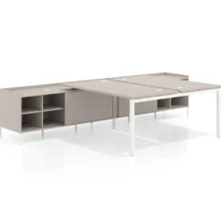 Mesa multipuesto con pedestal estantes Kube, encimera única, estructura blanca