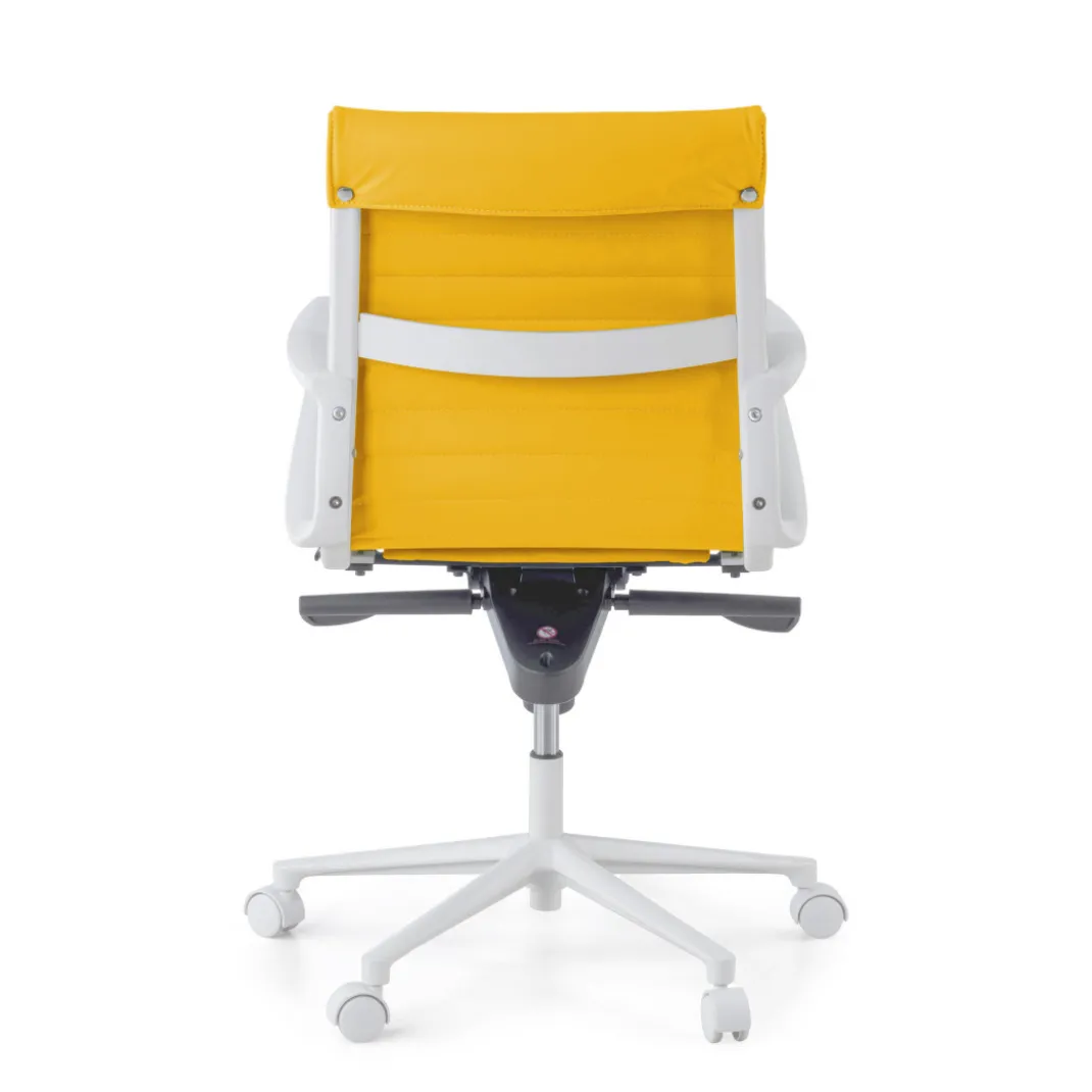 Sillón oficina Diseño Forli, estructura blanca, respaldo bajo, ecopiel